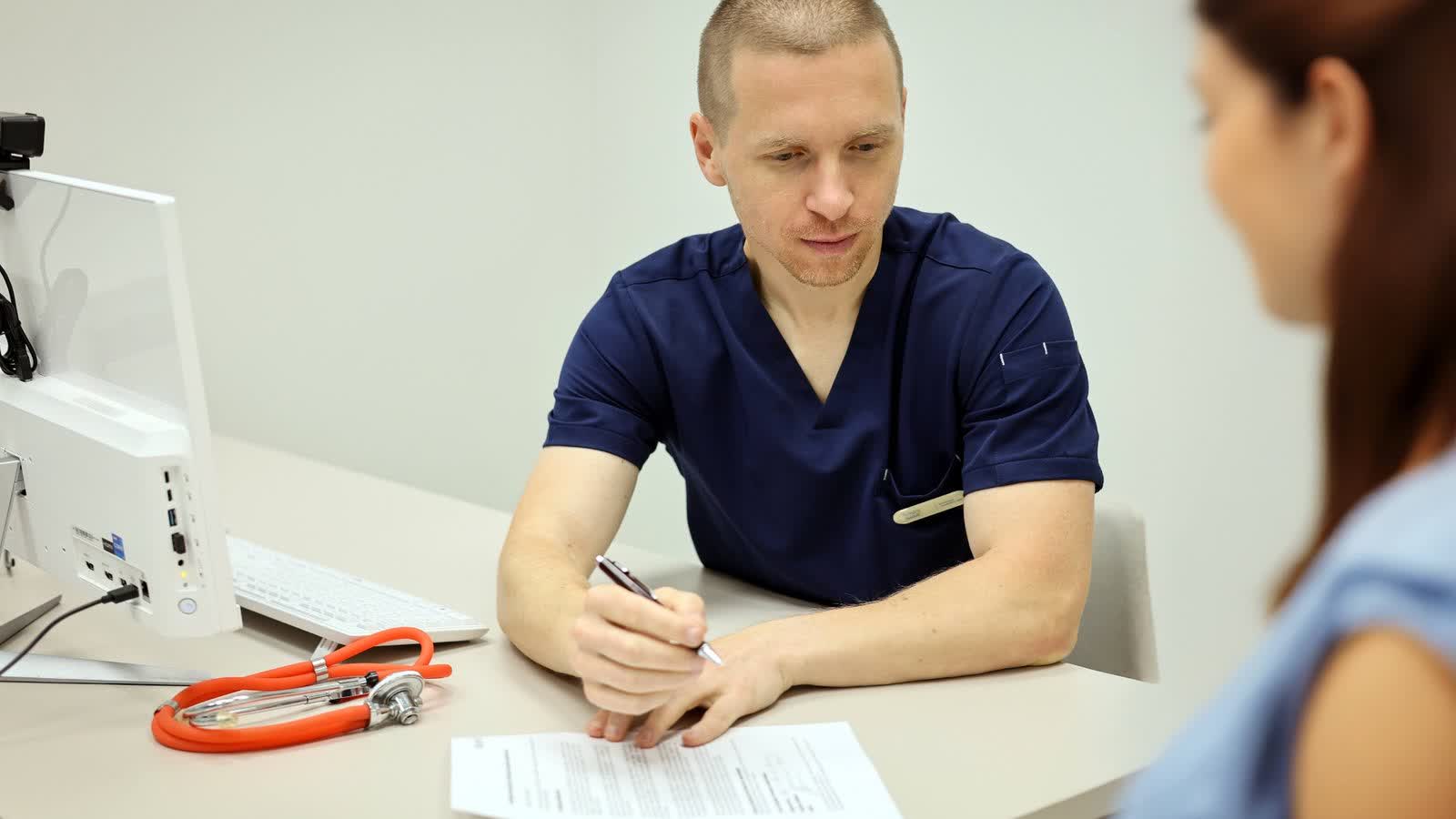 Dr Sergey Saadi vastuvõtul patsiendiga